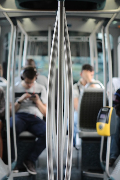 Foto mensen die in de trein zitten.