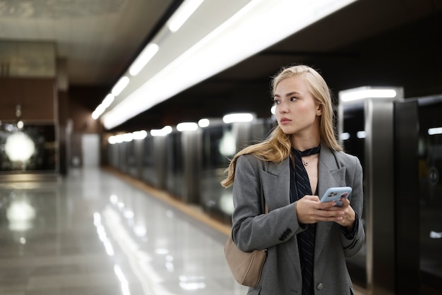 Foto mensen die in de winter met de metro reizen