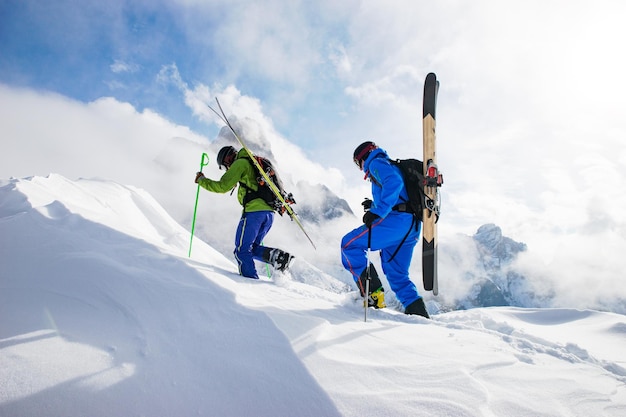 Mensen die in de winter op een besneeuwde berg wandelen