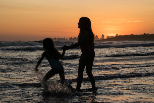 Mensen die in de zomer op het strand spelen