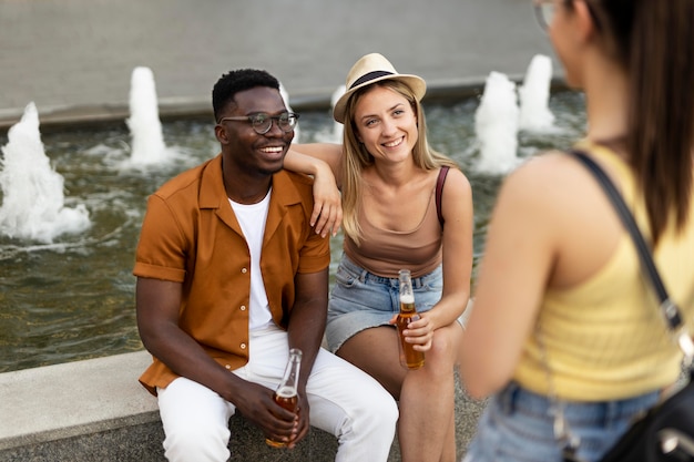 Foto mensen die in de zomer samen buiten zijn