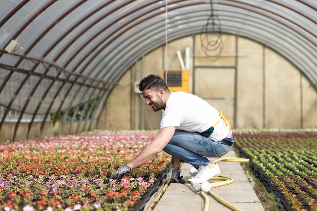 Mensen die in een tuinopslag werken