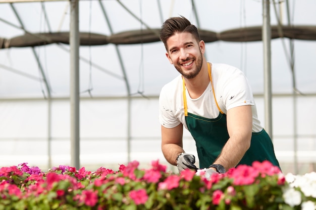 Mensen die in een tuinopslag werken