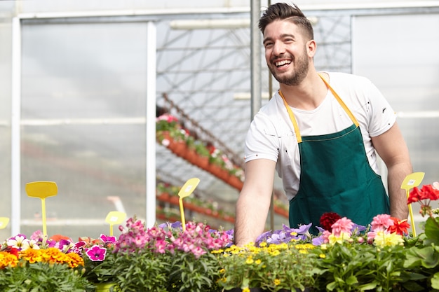 Mensen die in een tuinopslag werken