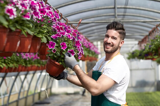 Mensen die in een tuinwinkel werken