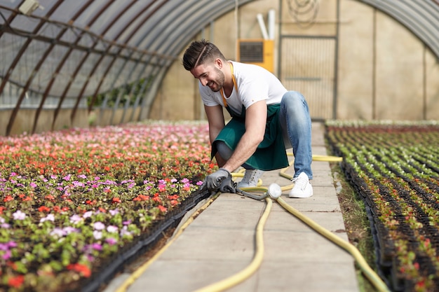 Mensen die in een tuinwinkel werken