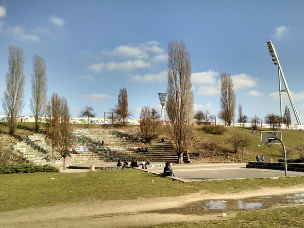 Foto mensen die in het park zitten.