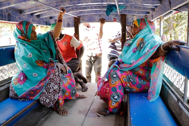 Foto mensen die in rickshaws zitten.