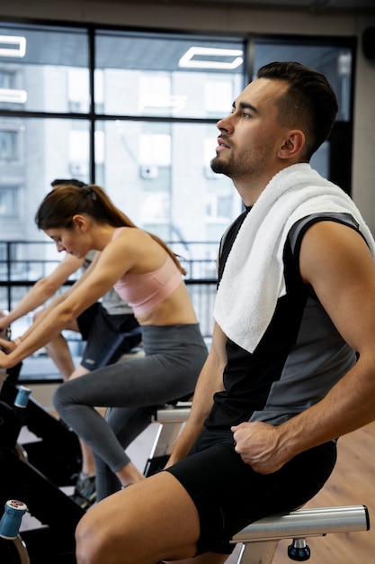 Mensen die indoor cycling doen