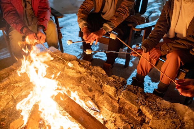 Mensen die marshmallows koken tijdens de winterwandeling