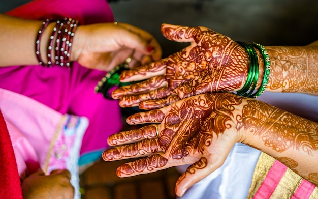 mensen die mehndi-kunst bij de hand maken tijdens het sharwan-festival in kathmandu nepal