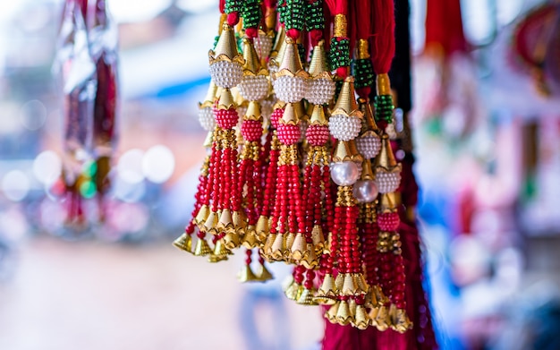 mensen die mehndi-kunst bij de hand maken tijdens het sharwan-festival in kathmandu nepal