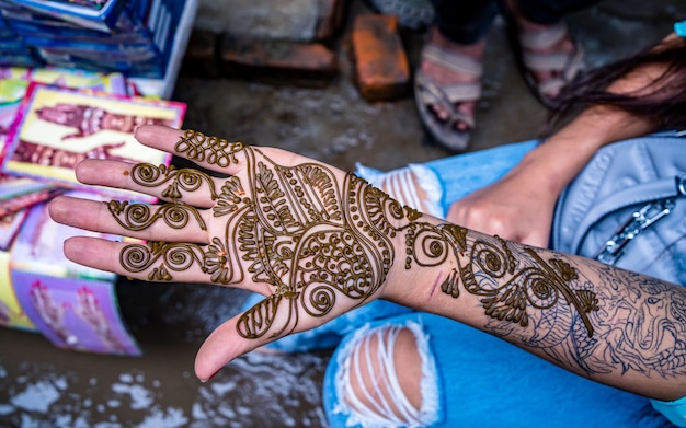 Foto mensen die mehndi-kunst bij de hand maken tijdens het sharwan-festival in kathmandu nepal