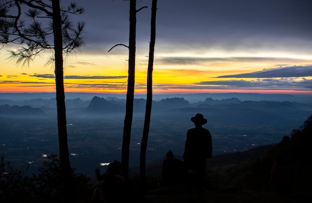 Mensen die mening in de ochtend bekijken, het nationale park van phu kradueng, thailand