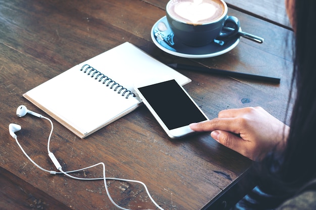 Mensen die met telefoon en laptop werken