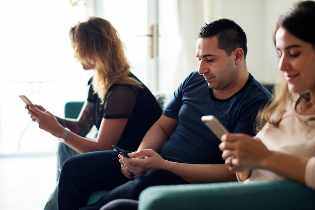 Mensen die mobiele telefoon gebruiken