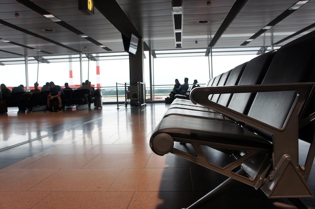 Foto mensen die op de luchthaven wachten.