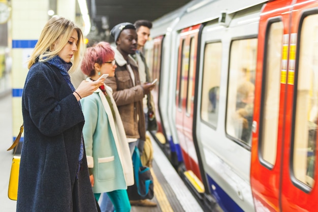 Mensen die op de trein bij metropost wachten