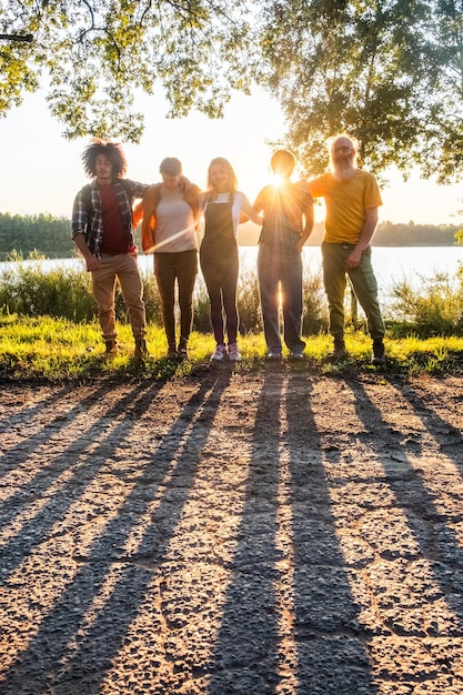 Foto mensen die op de weg lopen.