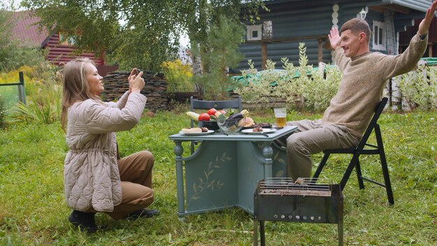 Foto mensen die op een stoel aan tafel zitten