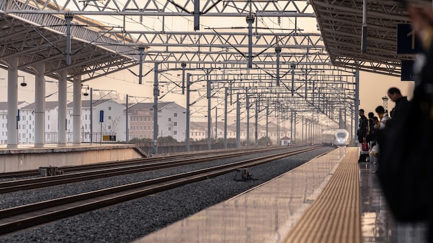 Foto mensen die op het perron van het treinstation wachten