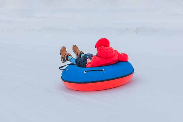 Mensen die op snowtubing rijden in de kopieerruimte van het winterpark