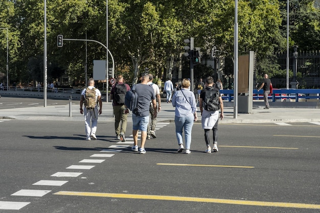 Mensen die op straat lopen en met hun mobiele telefoons spelen