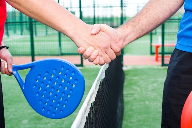 Mensen die padeltennis spelen, ook wel paddle-tennis genoemd