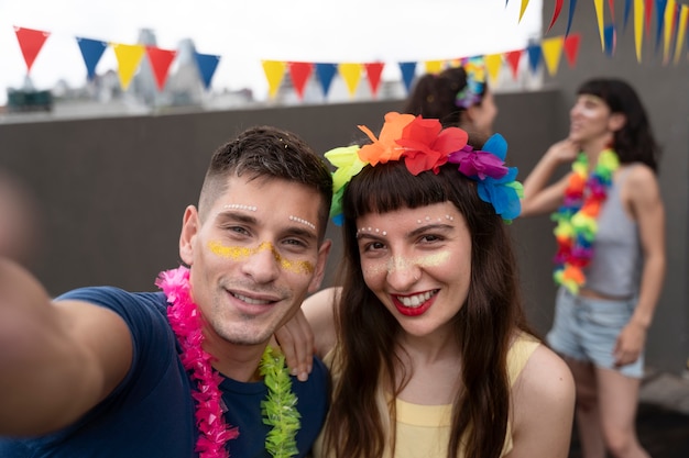 Foto mensen die plezier hebben en carnaval vieren