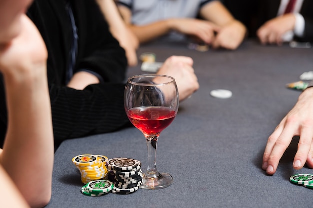 Mensen die poker spelen