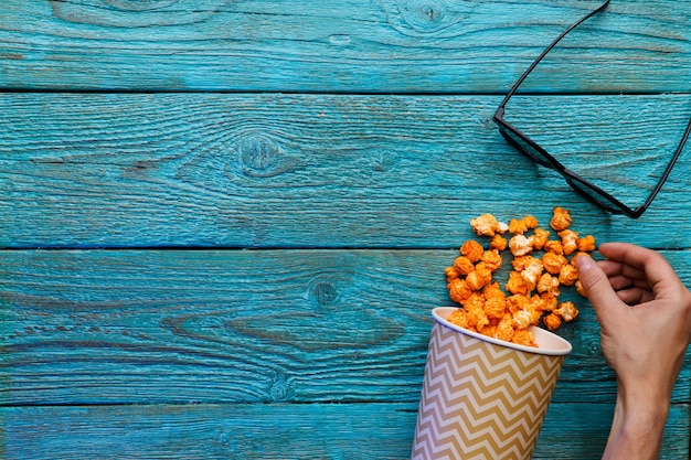 Mensen die popcorn eten met menselijke handen bovenaanzicht