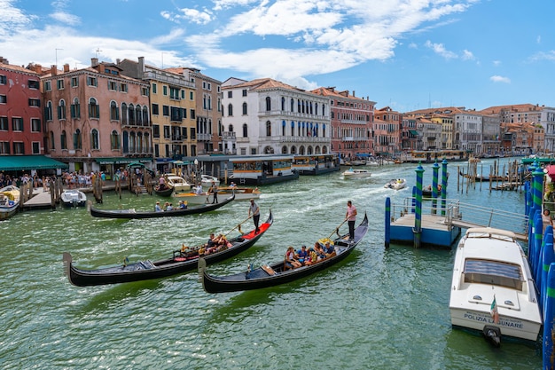 Mensen die reizen en plezier hebben in Venecia Italië