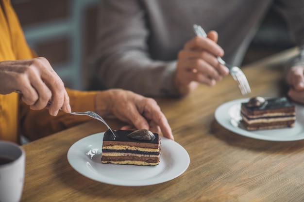 Mensen die samen chocoladedessert eten