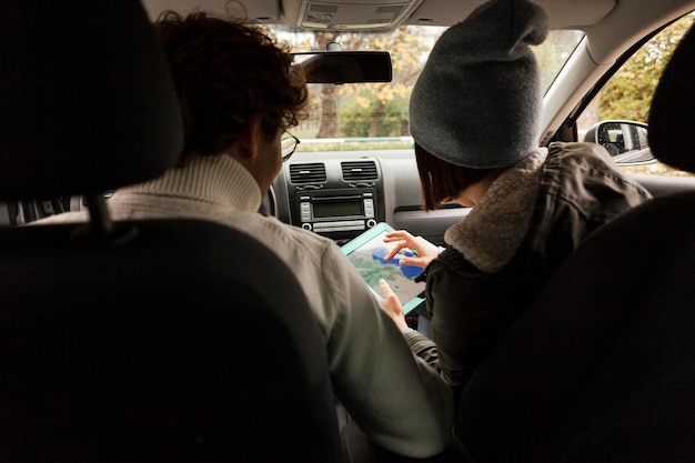 Foto mensen die samen in de auto reizen en een nieuwe bestemming zoeken