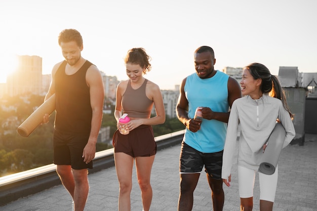 Mensen die samen trainen bij zonsondergang buitenshuis