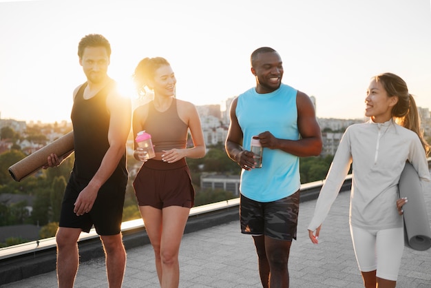 Foto mensen die samen trainen bij zonsondergang buitenshuis