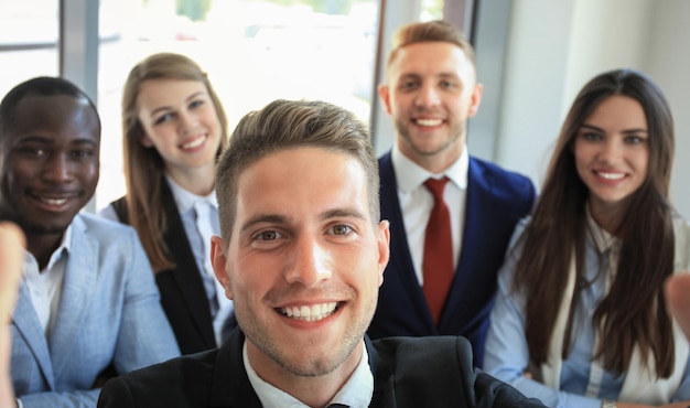 Mensen die selfie maken tijdens een zakelijke bijeenkomst