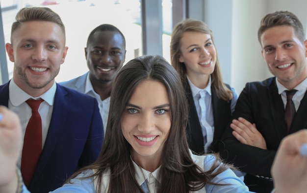 Mensen die selfie maken tijdens een zakelijke bijeenkomst