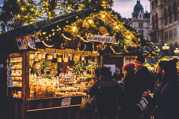 Mensen die souvenirs kopen op de kerstmarkt