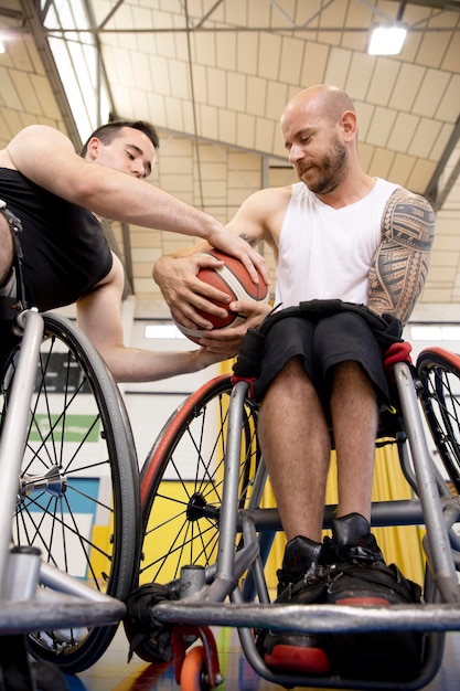 Foto mensen die sporten met een handicap