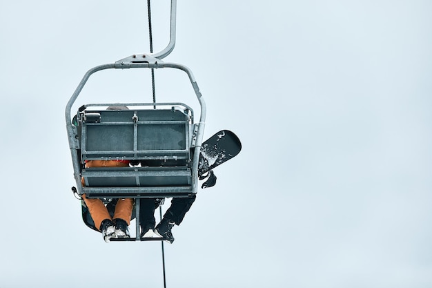 Mensen die stoeltjeslift gebruiken in het skiresort in de bergen Wintervakantie