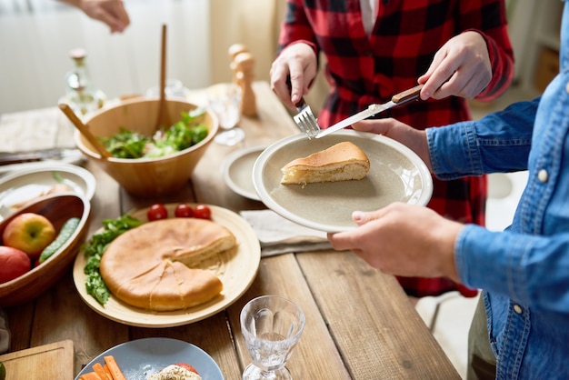 Mensen die Taart dienen bij Dinerlijst