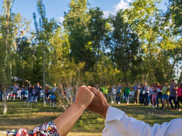 Mensen die tijdens een feest de traditionele catalaanse dans sardanas spelen en dansen