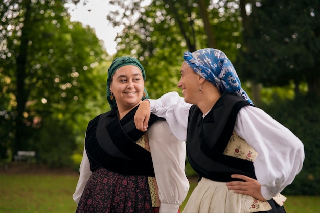 Mensen die traditionele kleding dragen, medium shot