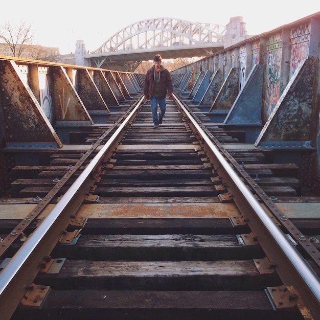 Foto mensen die trappen oplopen.