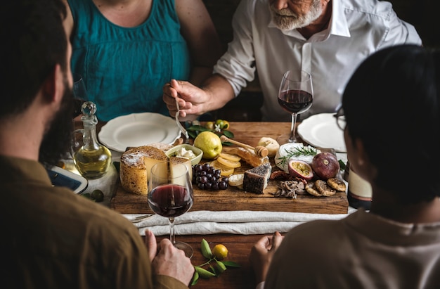 Mensen die van een idee van het de fotografie recept van het kaasschotelvoedsel genieten