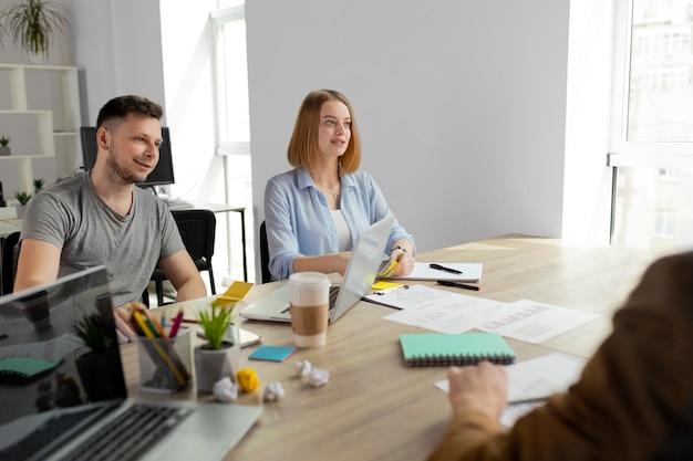 Mensen die vergaderen voor een vacature