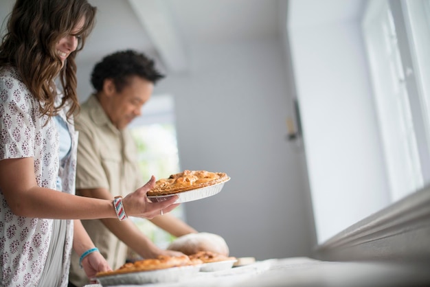 Mensen die vers voedsel naar een familietafel brengen