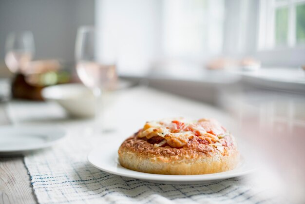 Mensen die vers voedsel naar een familietafel brengen