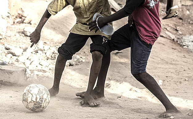 Foto mensen die voetbal spelen op het veld.